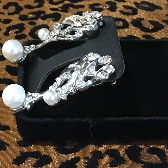 Rhinestone & pearl pierced earrings - Picture 3 of 7